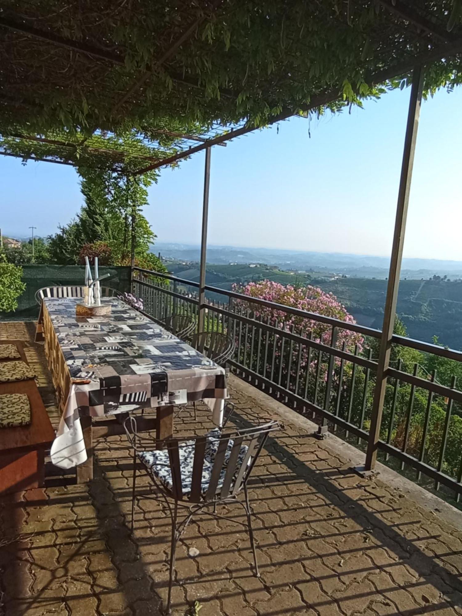 Casa Vacanza Il Colle Del Vento Calosso Exterior foto